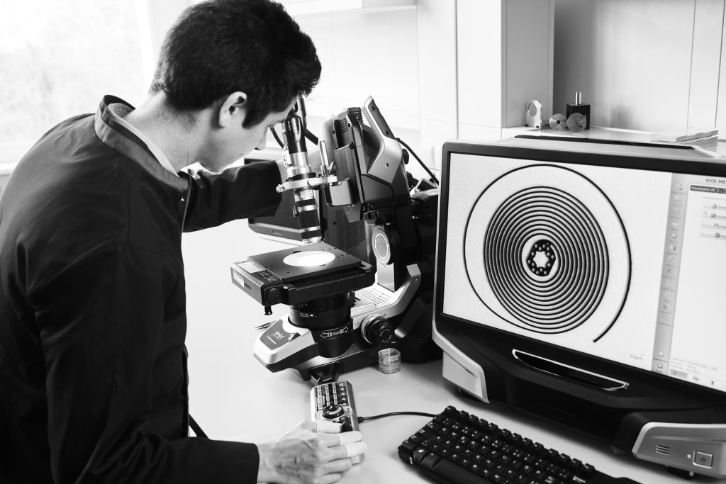 Web 2000px-CARBON_HAIRSPRING_LAB_014_FULLFRAME